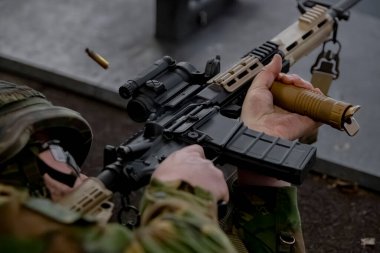 Askeri personel, eklentiler ve optiklerle birlikte taktik tüfeklerin detaylı denetimini yapıyor.