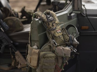 Askeri taktik çanta ve teçhizat askeri araca monte edildi.