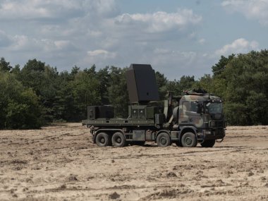 Askeri radar sistemi, gözetleme operasyonları için kumlu araziye yerleştirildi.