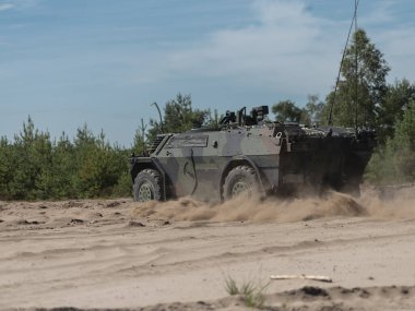 Fennek zırhlı keşif aracı taktik tatbikat sırasında toz iziyle hareket halindedir.