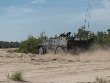 Fennek keşif aracı tozlu alan koşullarında taktik manevralar yapıyor.