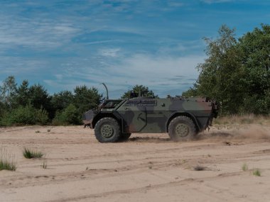 Zırhlı Fennek keşif aracı saha çalışması sırasında kumlu arazide manevra yapıyor.