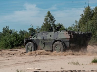 Fennek keşif aracı kumlu eğitim alanından geçerken toz bulutu oluşturuyor