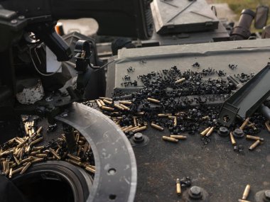 Eğitimden sonra askeri aracın içindeki dağınık kovanlara yakından bakın.