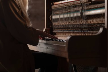 Çalarken piyano dizgilerinin ve dahili mekanizmaların yakın görüntüsü