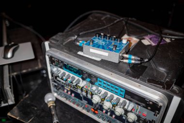 Profesyonel ses ekipmanı rafı karıştırma konsolu ve mavi efekt pedalı