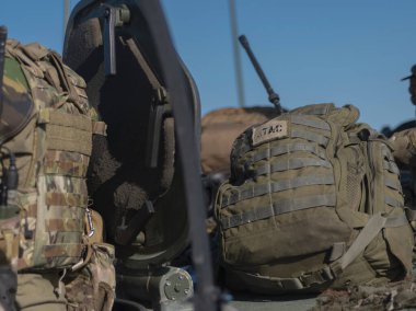 Kimlik işaretli askeri sırt çantalarına ve taktik ekipmanlara yakından bakın.