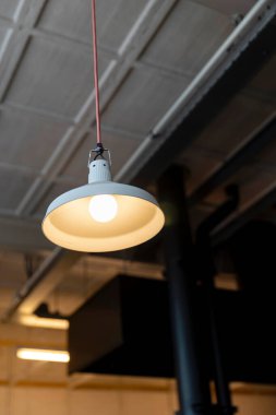 Ampullü modern kolye sıcak ortam aydınlatması yaratıyor.