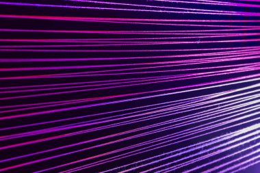 Paralel iplik düzeniyle çağdaş mor sicim sanat kurulumu