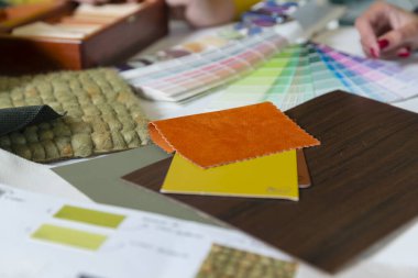 İç tasarım için renkli tekstil örnekleri ve malzeme örneklerinin yakın çekimi