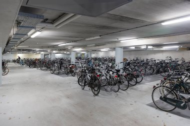 Park halindeki bisikletlerle dolu büyük bir otopark.