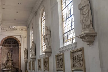 Kilisenin içinde birden fazla dini heykel ve boyalı cam mimari sergileniyor.