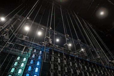 Büyük eğlence mekanlarında askıya alınmış eşyalar ve kirişlerle profesyonel konser aydınlatma sistemi