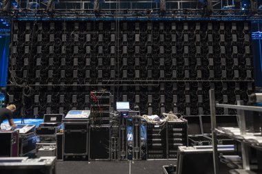 Büyük mekan için profesyonel donanım üzerine büyük hoparlör dizisi ve ses ekipmanları monte edildi