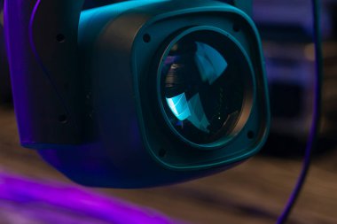 Konser aydınlatma prodüksiyonunda kullanılan profesyonel hareket eden sahne lambası armatürünün yakın çekimi