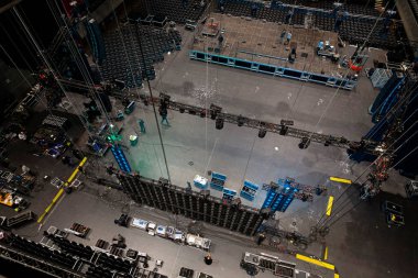 Performans için ekipman ve teknik altyapı hazırlayan ekiple birlikte konser sahnesinin genel görünümü