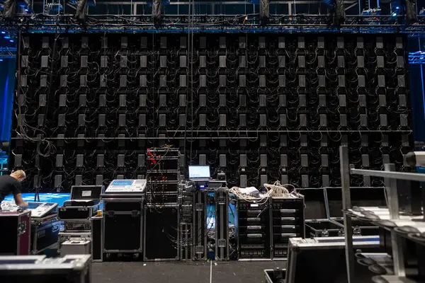 Büyük mekan için profesyonel donanım üzerine büyük hoparlör dizisi ve ses ekipmanları monte edildi