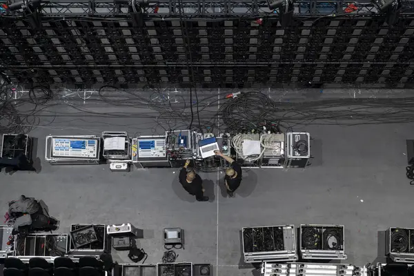 Konser kurulumu sırasında kontrol ekipmanlarının ve monitörlerin hava görüntüsü