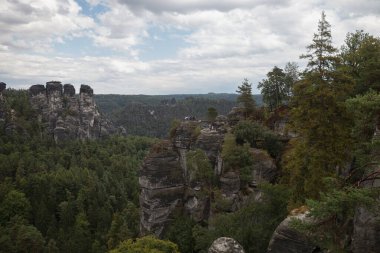 Dramatik kumtaşı sütunları ve orman ve turist izleme platformlu kaya oluşumları
