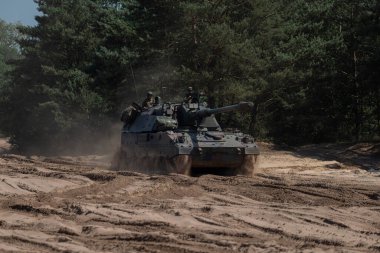 Kumlu arazide saha eğitimi sırasında mürettebatla birlikte itici motorlu bir havan topu.