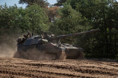 Askeri tatbikat sırasında hareket kabiliyeti ve manevra kabiliyeti gösteren itici roketler.