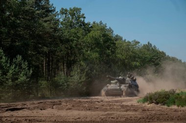 Öz güdümlü howitzer, karakteristik toz desenli taktik hareketler gerçekleştiriyor.