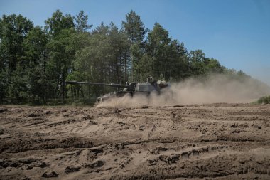 Eğitimde açık hava koşullarında kendi kendine hareket eden havan topları.