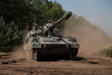 Öz güdümlü obüs, toz ve işlevsel kapasiteyi gösteren önden çekilmiş.