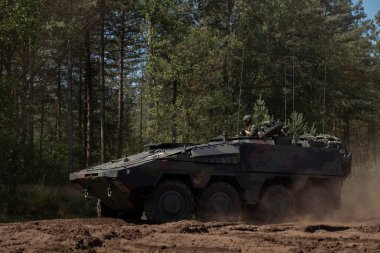 Taktik eğitim tatbikatı sırasında orman kenarına yerleştirilmiş boksör aracı.