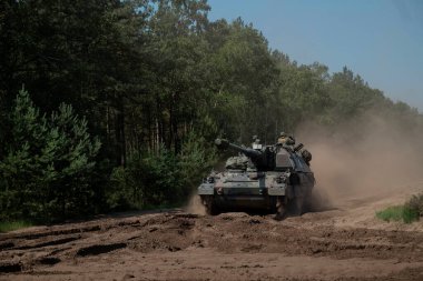 Yoğun alan eğitimi sırasında toz bulutu oluşturan itici roketler.