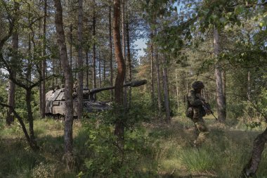 Orman taktik tatbikatı yapan piyade desteğiyle topçu havan topları.