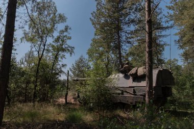 Topçu sistemi, taktiksel ateş görevi için ormana yerleştirildi.