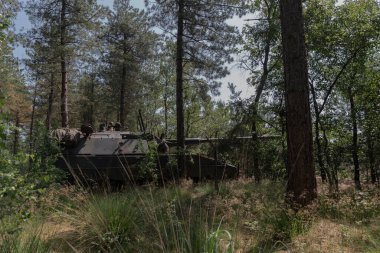 Taktiksel gizleme için doğal orman ortamını kullanan kendi kendine hareket eden bir havan topu.