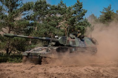 Oto itişli havan topu toz iziyle hızlı bir yayılma gerçekleştiriyor.