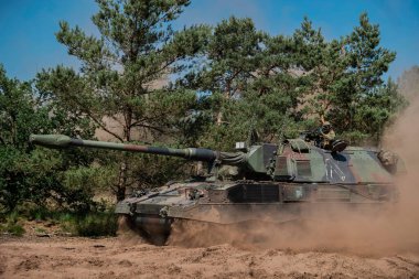 Topçu sistemi, karakteristik toz bulutu ile taktiksel hareketlilik gösteriyor