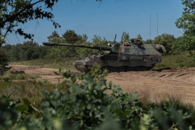 Otomatik itişli howitzer, doğal arka planla en uygun alan ateşleme pozisyonunda.