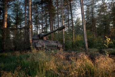 Akşamki eğitim operasyonlarında orman pozisyonunda itici motorlu havan topları.