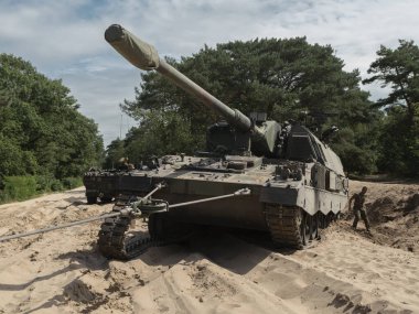 Kumlu eğitim alanındaki operasyonları koordine eden mürettabat ile itici motorlu howitzer.