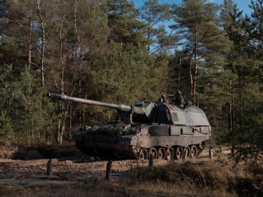 Tahta arazide, mürettebatın yürüttüğü otomatik motorlu havan topları.