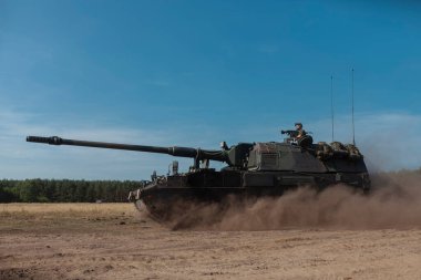 Otomatik itişli obüs taktiksel hareket sırasında büyük toz bulutu oluşturuyor.