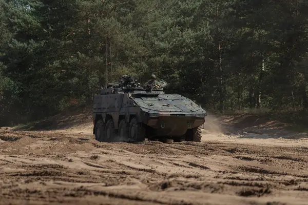 Taktik alan egzersizi sırasında mürettebatla birlikte boksör zırhlı personel taşıyıcısı.