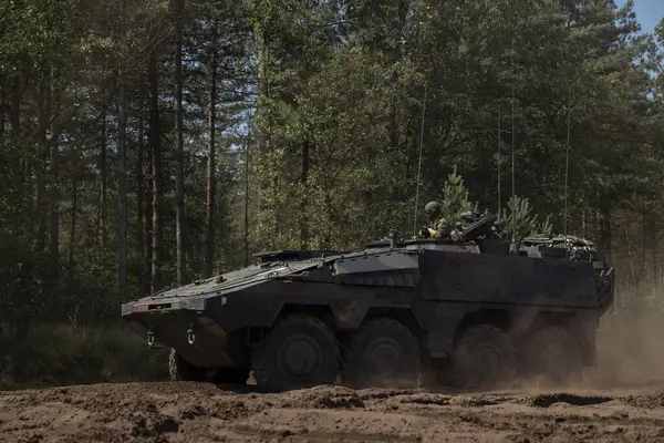 Taktik eğitim tatbikatı sırasında orman kenarına yerleştirilmiş boksör aracı.