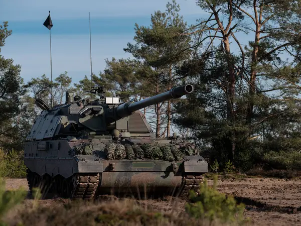 Topçu havan topu koruyucu kamuflaj ağı taktiksel alan konumunda.