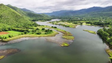 Tayland 'da yemyeşil dağlarla çevrili sakin bir gölün nefes kesici hava manzarası..