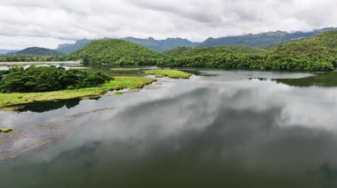 Tayland 'da yemyeşil dağlarla çevrili sakin bir gölün nefes kesici hava manzarası..