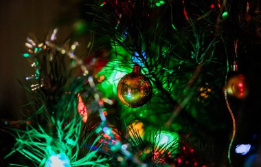 Kırmızı ve yeşil renkli Noel ağacı