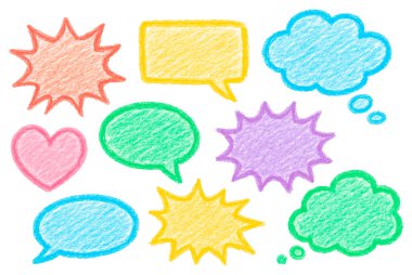 Beyaz arka planda izole edilmiş renkli renkli konuşma baloncukları ve şekiller. Çeşitli şekillerde ve parlak renklerde oyuncu pastel karalamalar, iletişim, çizgi film tasarımı, çocuk çizimleri ve yaratıcı projeler için mükemmel.