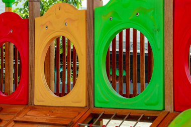 Parlak oyun alanı yapısı kırmızı, sarı ve yeşil panellere sahip dairesel açıklıklar ve çizgi film göz ayrıntıları, eğlenceli ve davetkar bir atmosfer yaratarak, eğitici ve eğlenceli pazarlama için ideal.