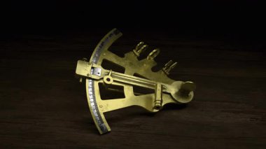 Eski ahşap bir masada antika bir denizcilik sekstant.