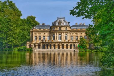 Almanya 'da muhteşem bir Barok sarayı olan Schloss Mon Repos' un çarpıcı manzarası yapay gölünün sakin sularına mükemmel bir şekilde yansıyor. Avrupa seyahati, tarihi, mimarisi, yazı ve sakin manzaralarla ilgili konular için ideal